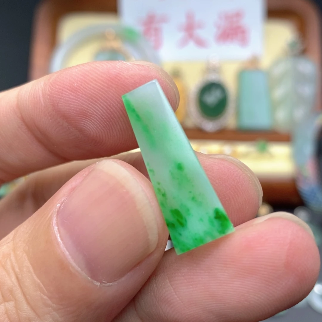 翡翠未镶嵌颈饰无事牌