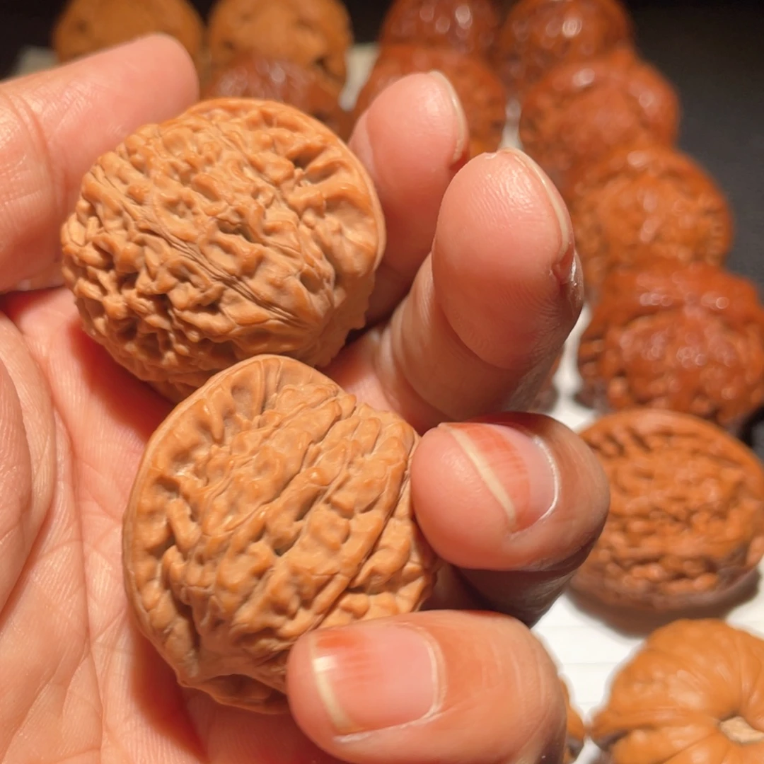 文玩核桃吊坠莲花