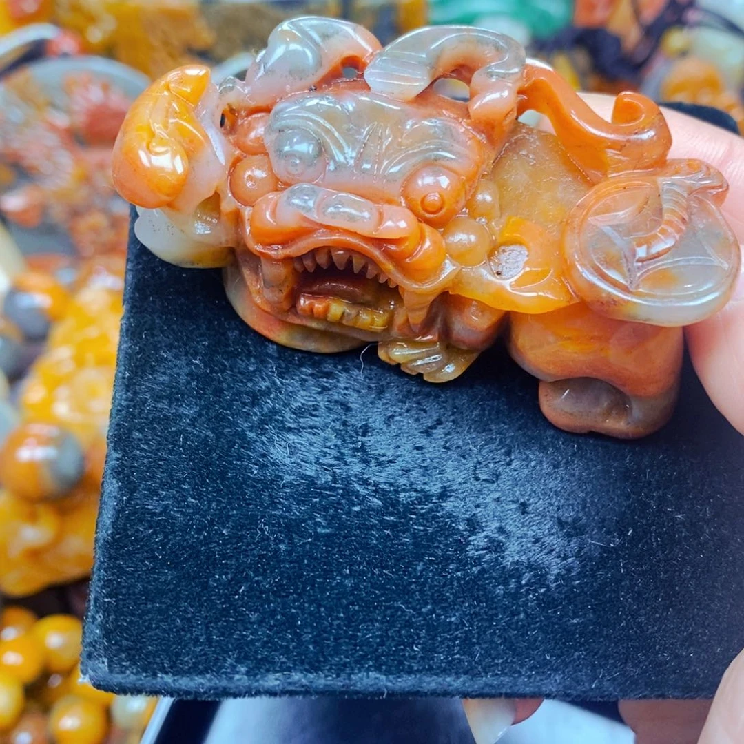 未镶嵌石英质玉（黄龙玉）颈饰