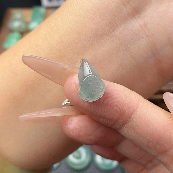 翡翠未镶嵌颈饰莲蓬