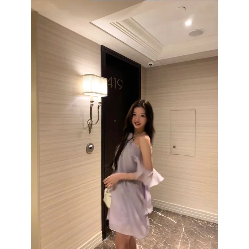 高级感法式纯欲风性感挂脖吊带连衣裙设计感立体花朵修身显瘦短裙