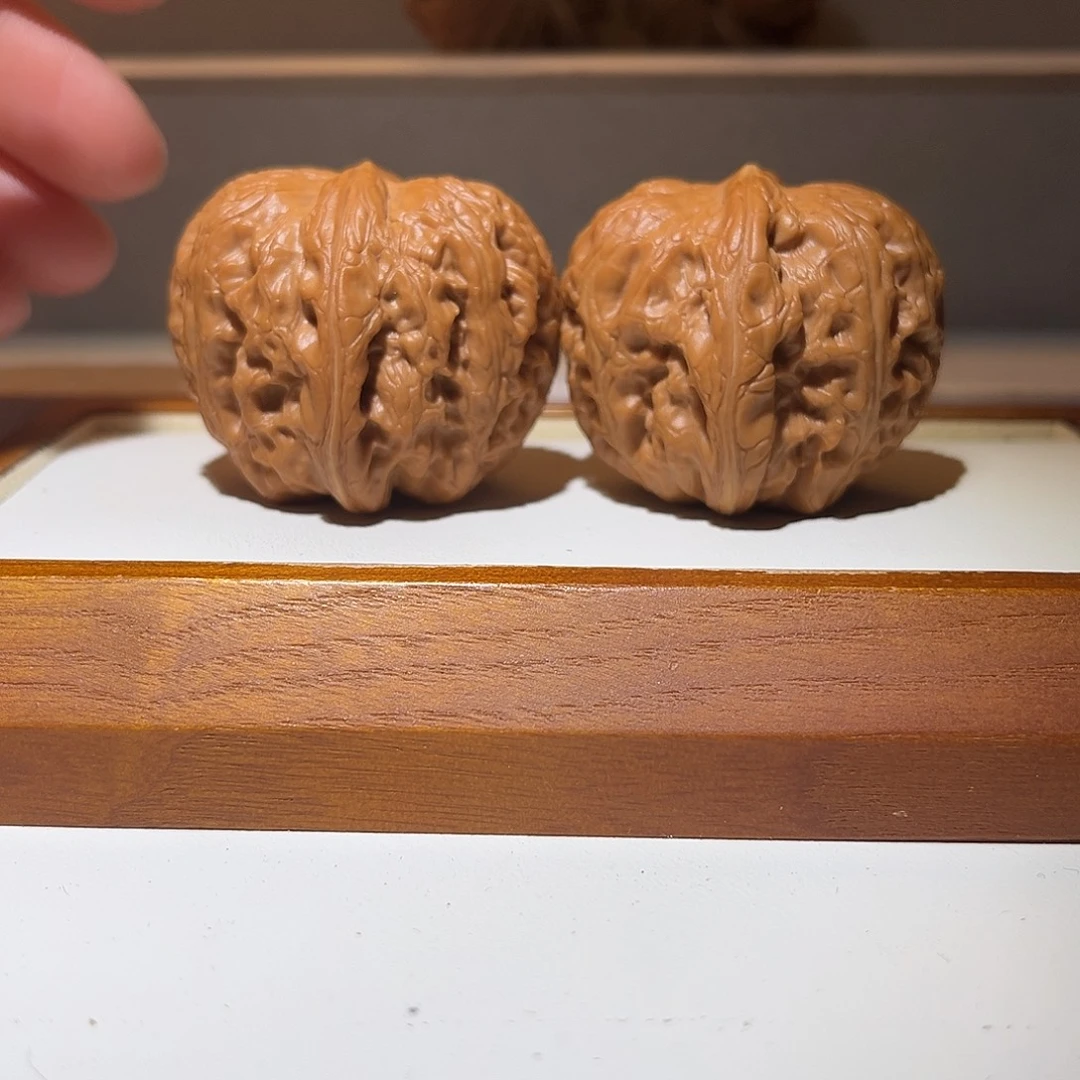 吊坠文玩核桃42平谷元宝，一只尖轻微刮……