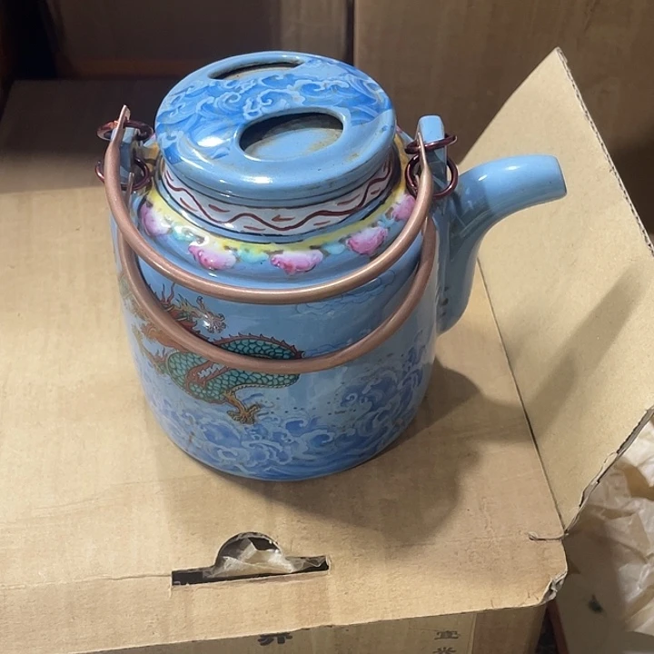 紫砂茶壶原矿泥料，手工制作的一把紫砂壶
