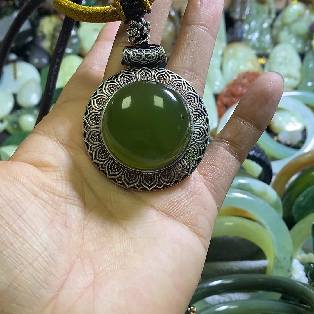 岫玉未镶嵌颈饰一个