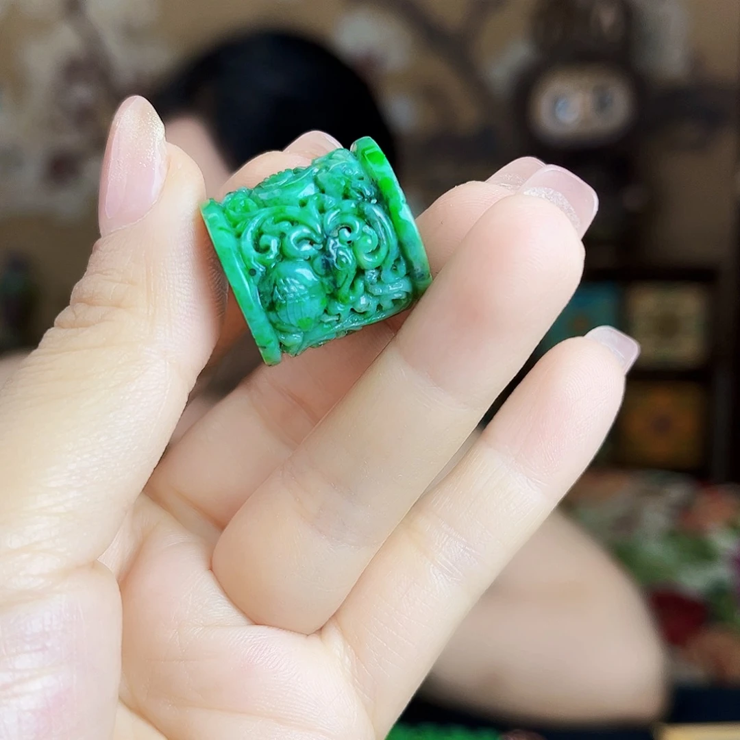 翡翠未镶嵌颈饰多样性