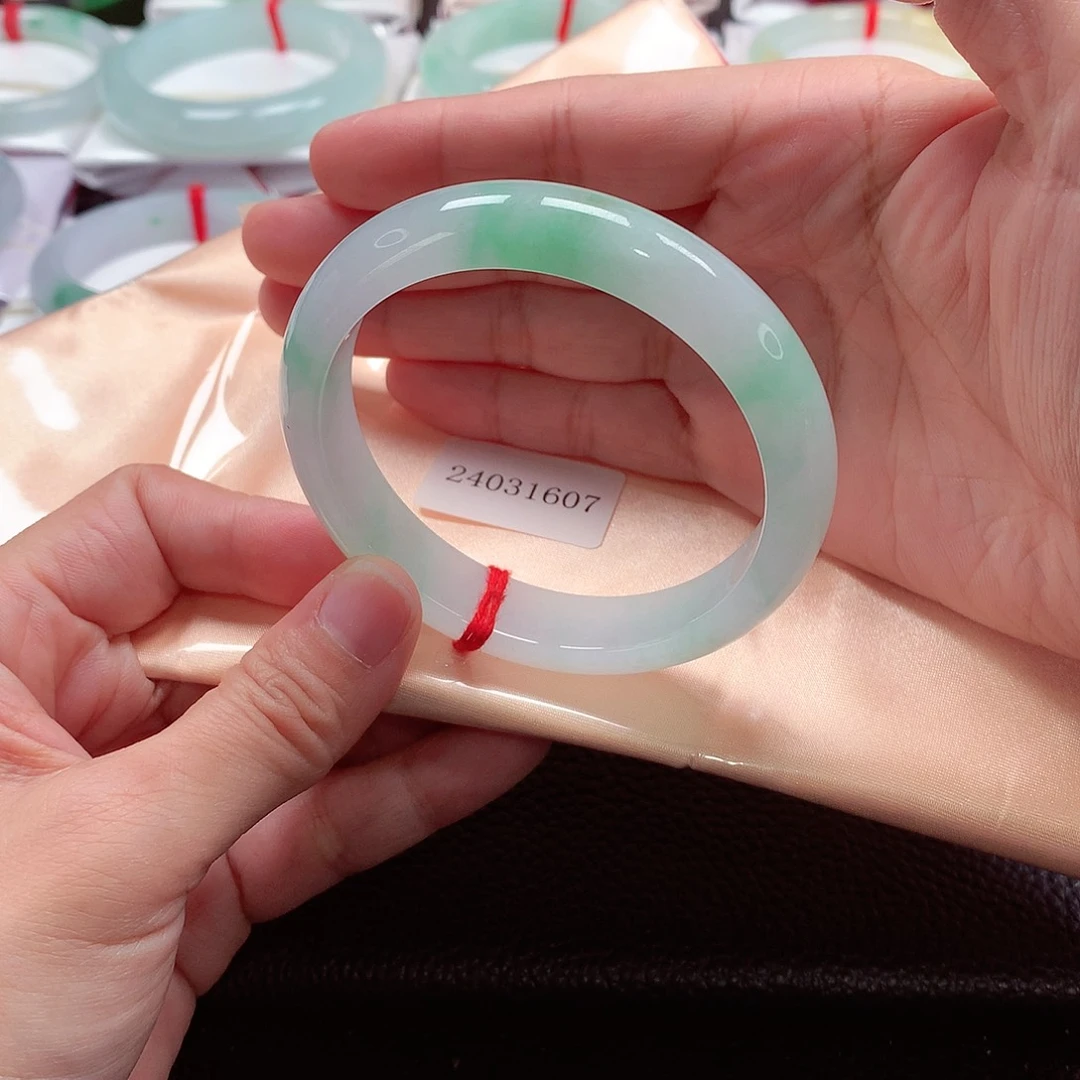 翡翠手镯未镶嵌天然翡翠A货手镯   有纹