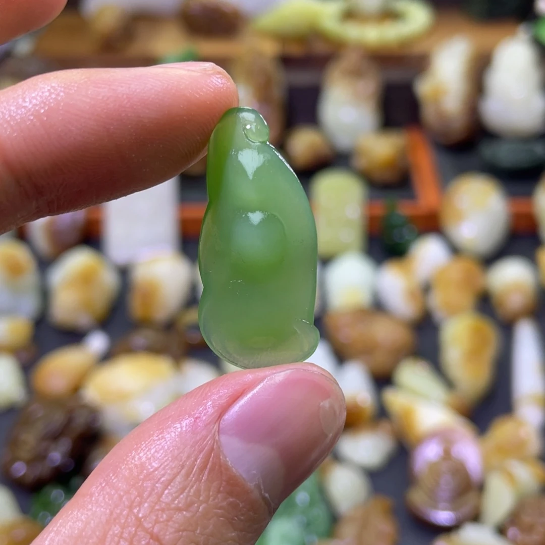 颈饰未镶嵌和田玉俄碧粉绿福豆