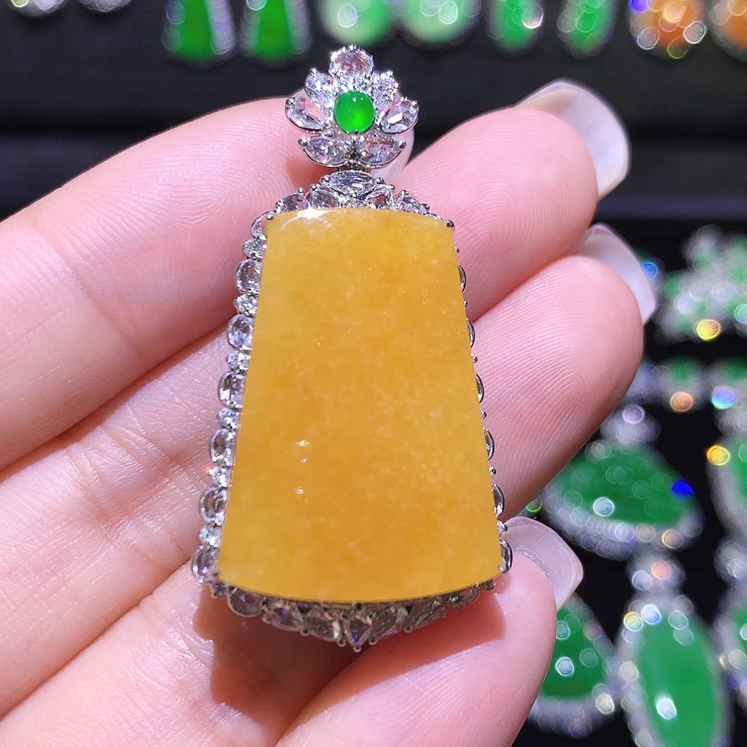 翡翠18K金镶嵌颈饰高冰黄翡无事牌