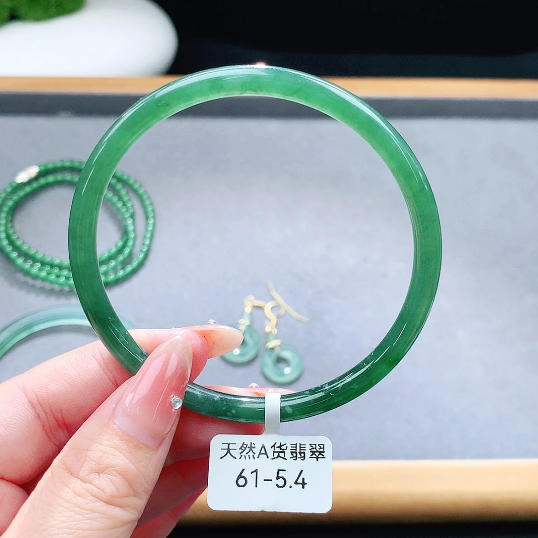 未镶嵌手镯（圆镯）翡翠