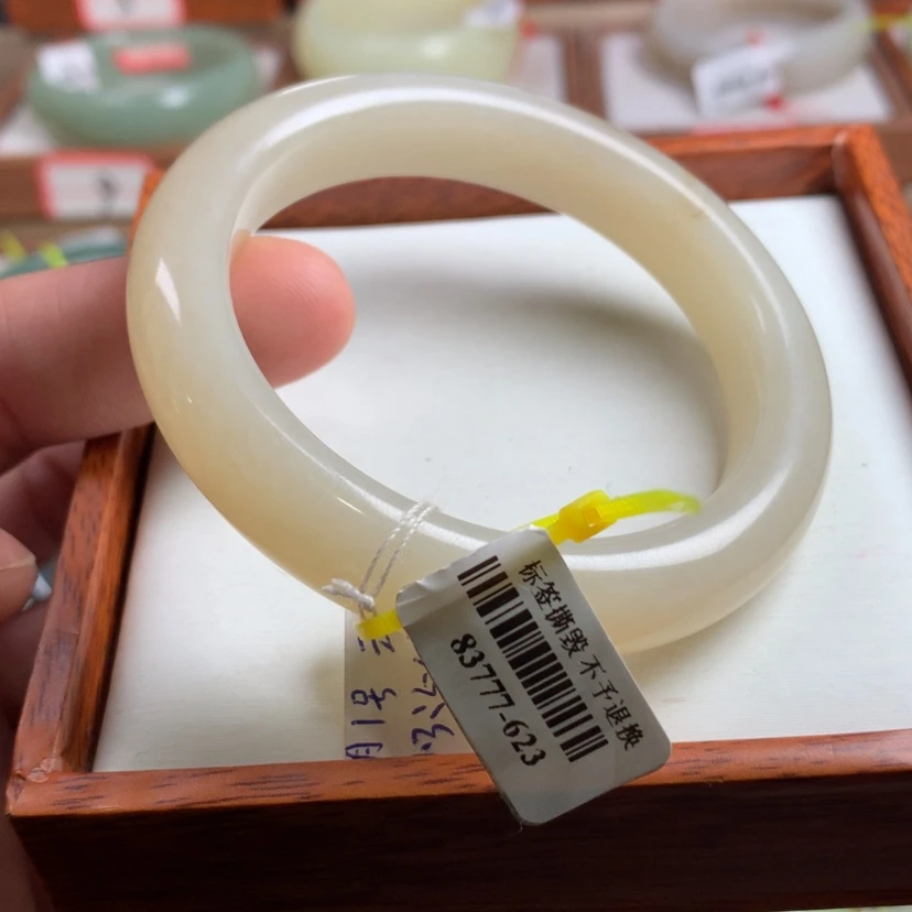 【闪购商品】和田玉手镯未镶嵌57