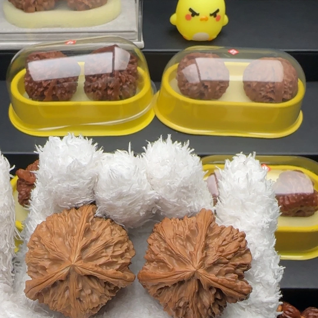 文玩核桃把件白狮子三棱41