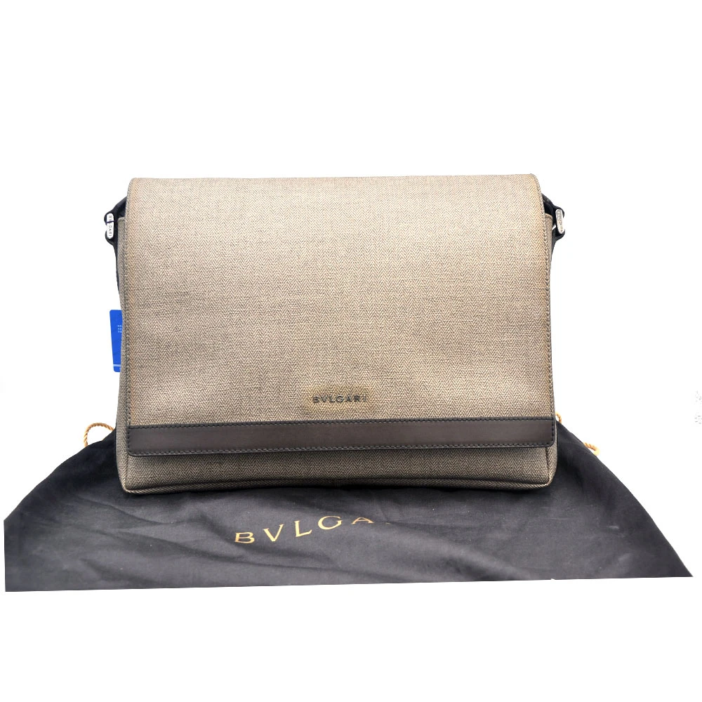 95新 BVLGARI/宝格丽 98新灰褐色中号经典男士邮差包35*29/50573