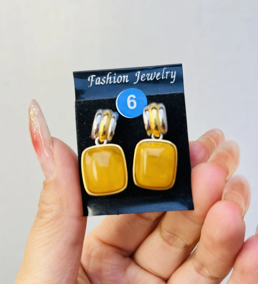精品时尚女款老蜜蜡鸡油黄耳钉款S925方型银镶嵌