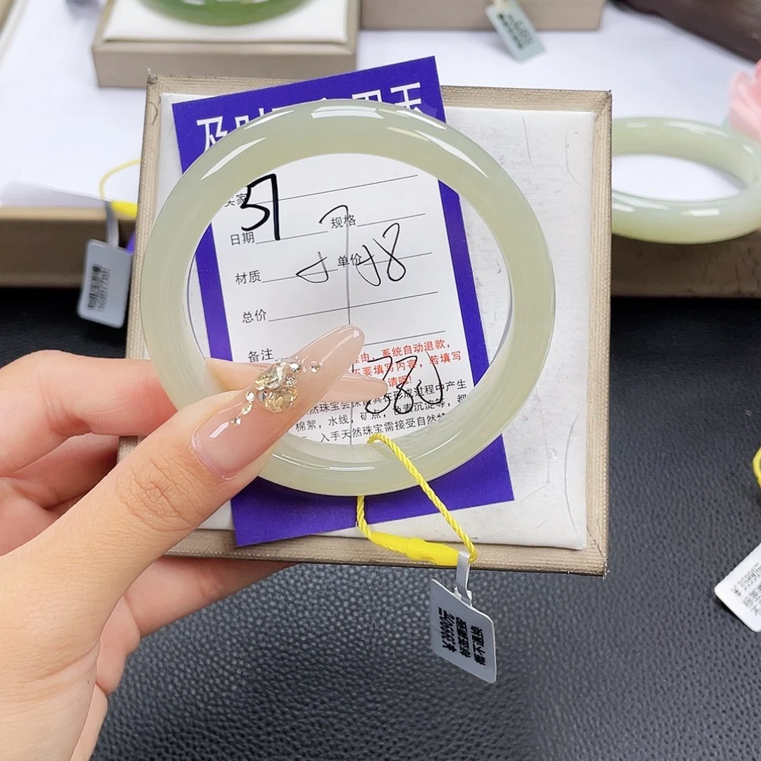 诺***妈和田玉手镯未镶嵌