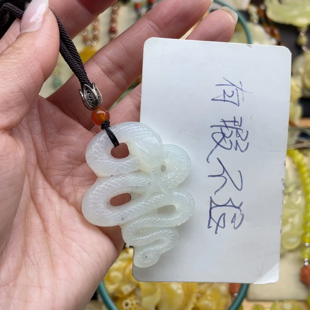 蛇纹石玉颈饰未镶嵌