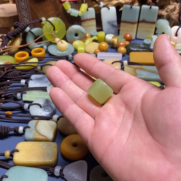 星***欢蛇纹石玉未镶嵌颈饰