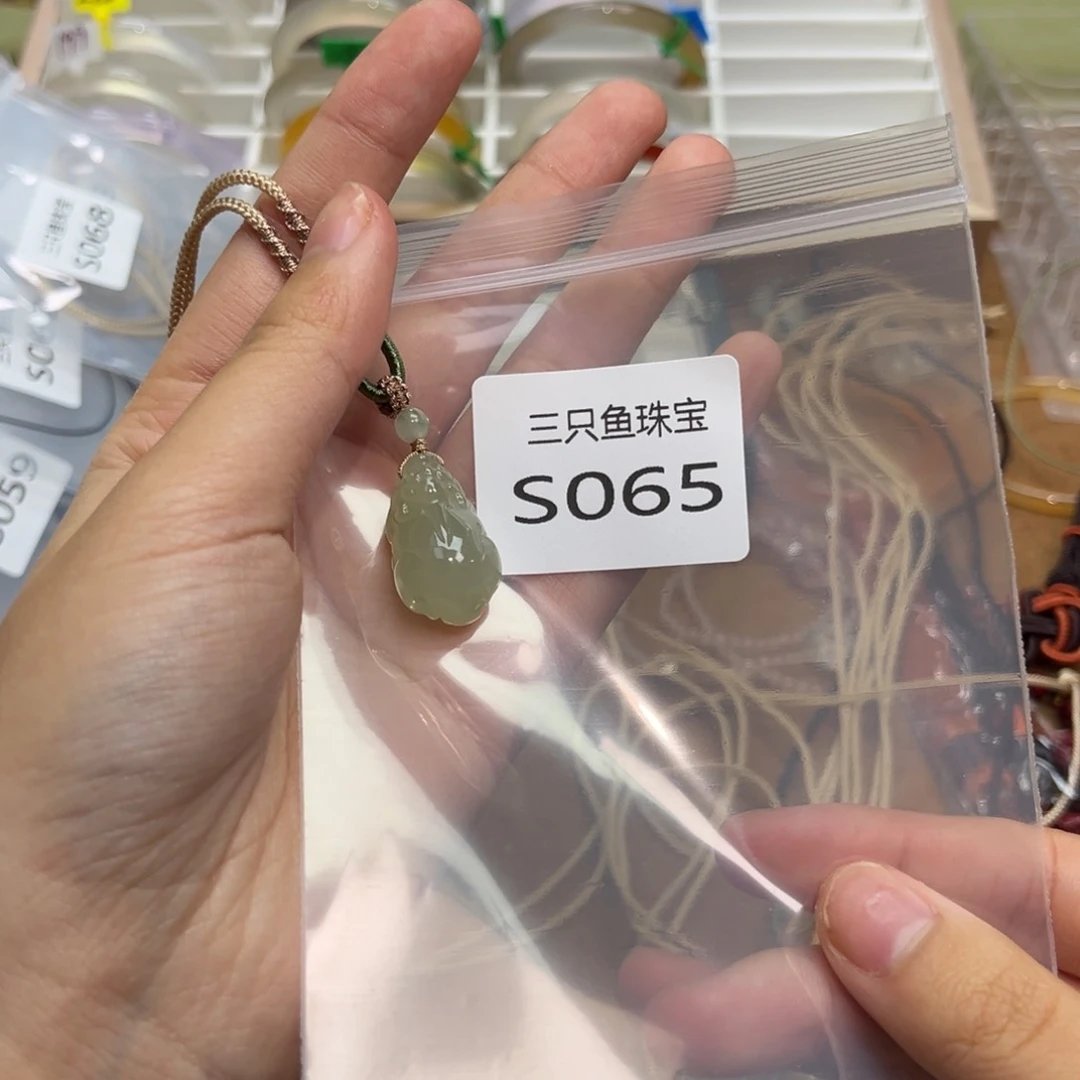 和田玉未镶嵌颈饰武*谓