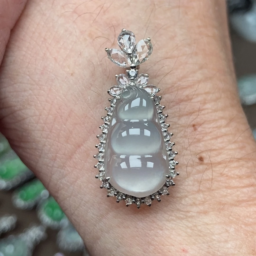 翡翠18K金镶嵌颈饰豆子