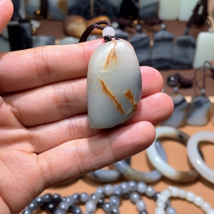 和田玉未镶嵌颈饰挂件