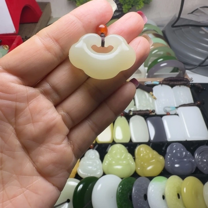 天然新疆老料祥云吊坠