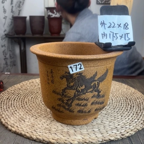 紫砂花盆家****。柴烧金钟马刻绘