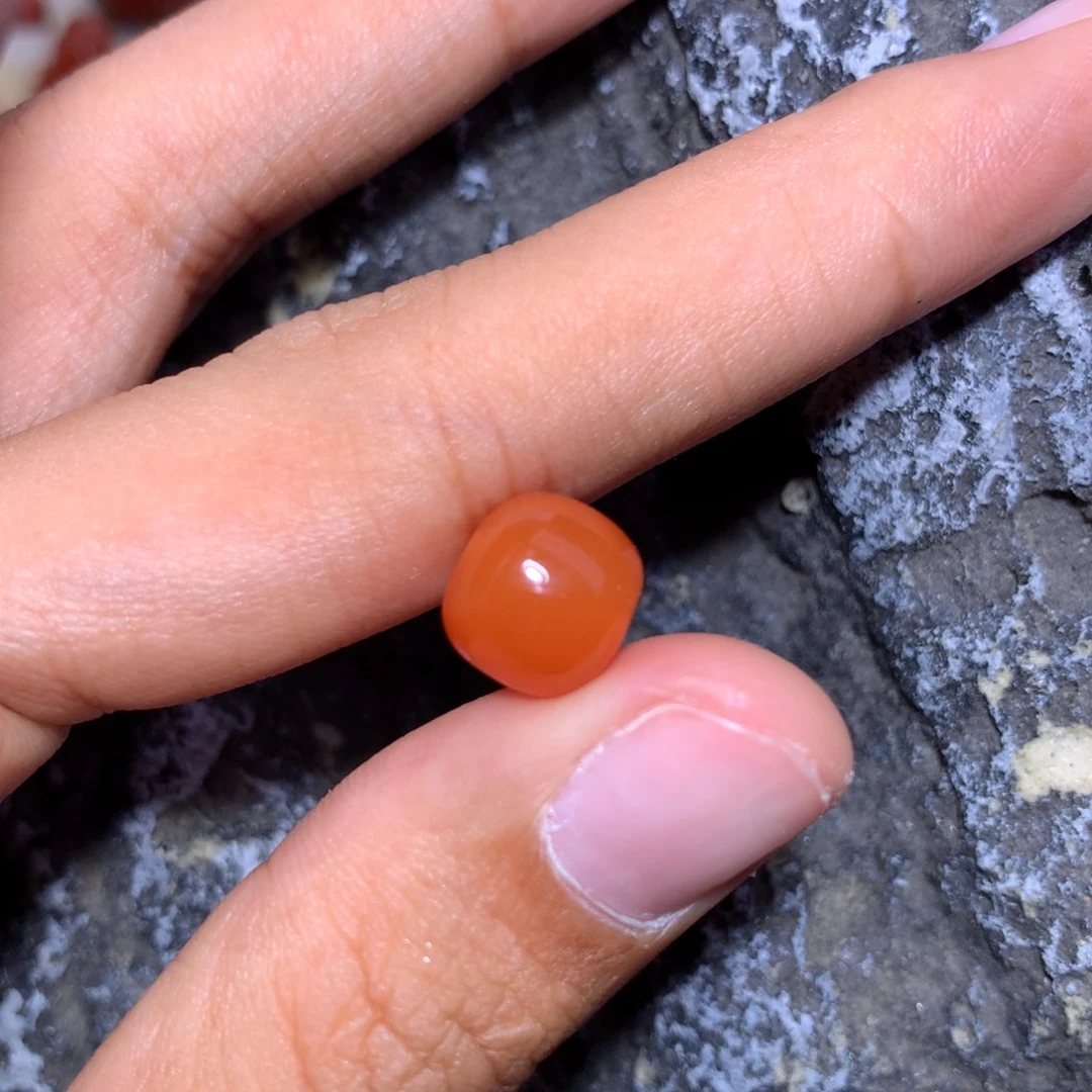 憨***豆南红玛瑙未镶嵌柿子红老型9.96×9微微沙带