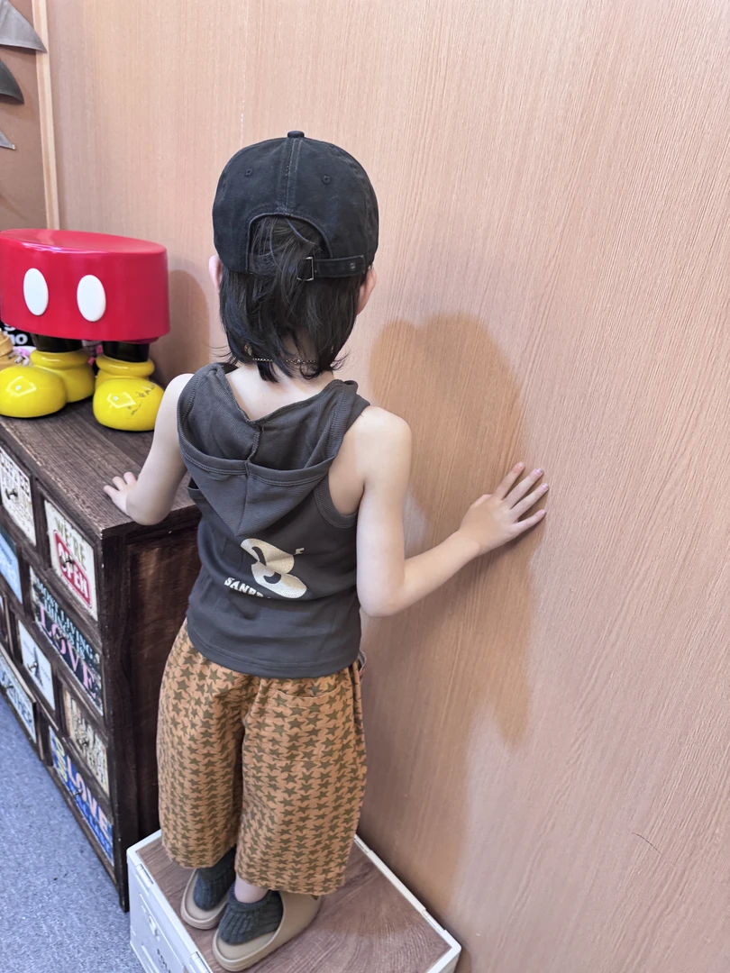 现令佳潮牌儿童中古字母印花弹力戴帽背心夏季薄款无袖宝宝2678