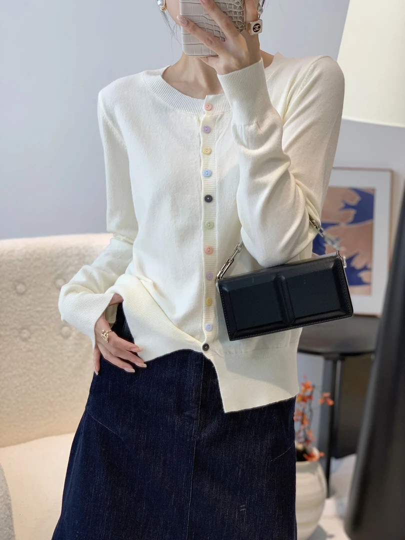 新款气质百搭超柔亲肤显瘦圆领彩扣长袖7511开衫针织女-依玲珑