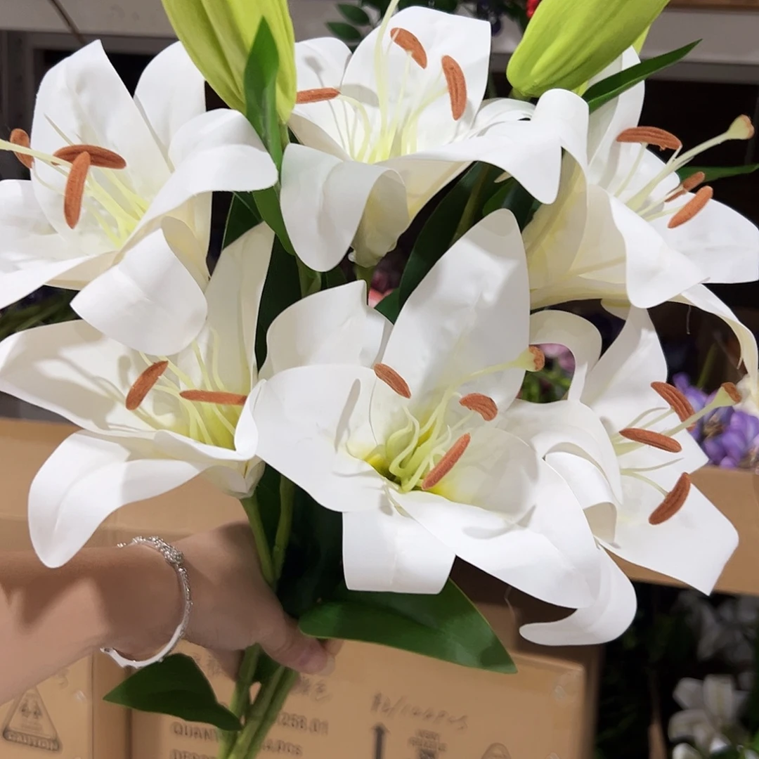 3枝白色百合花。