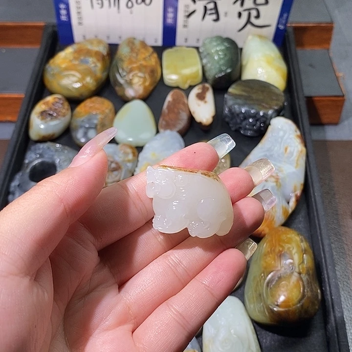 阿***丁和田玉未镶嵌颈饰