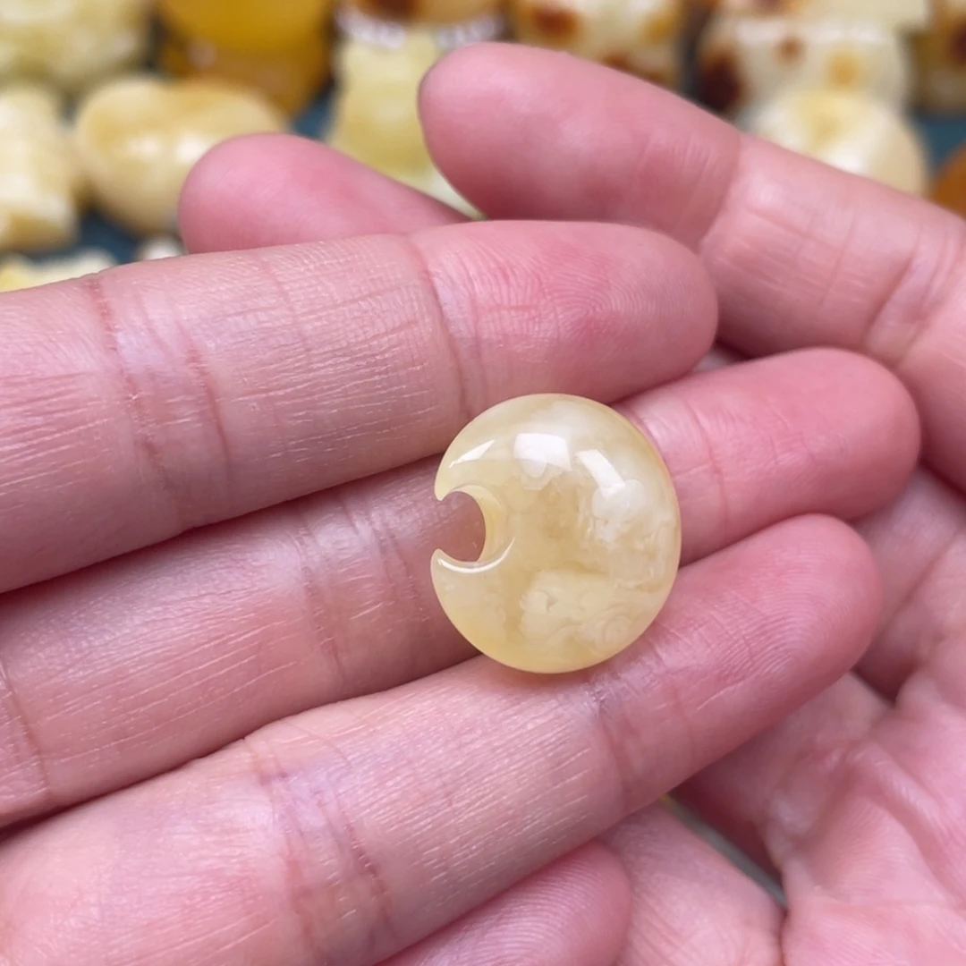 未镶嵌琥珀裸石熊*蜜蜡