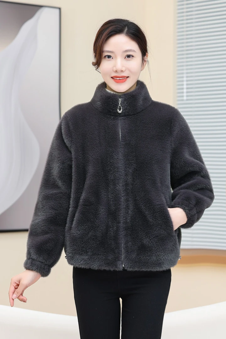 2024冬季新款北极貂时尚洋气休闲百搭短款保暖皮毛一体外套立领