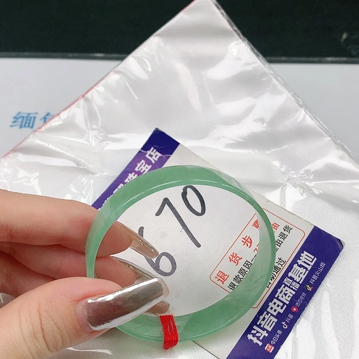 翡翠手镯未镶嵌翡翠手镯