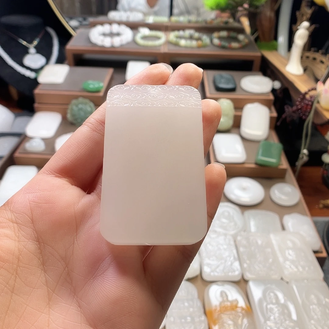 M***i颈饰未镶嵌石英质玉（金丝玉）