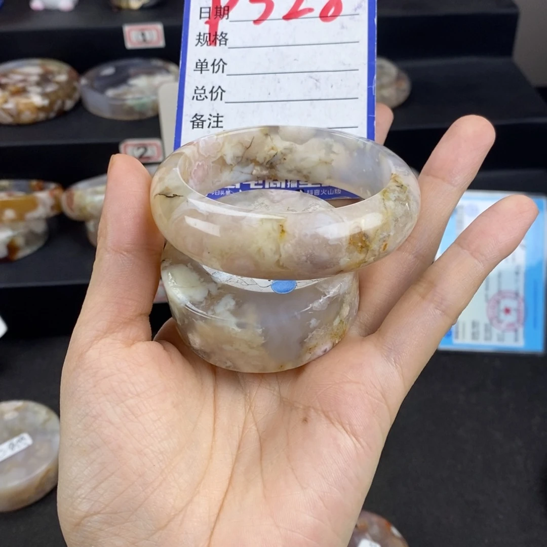 该****石英质玉手镯未镶嵌