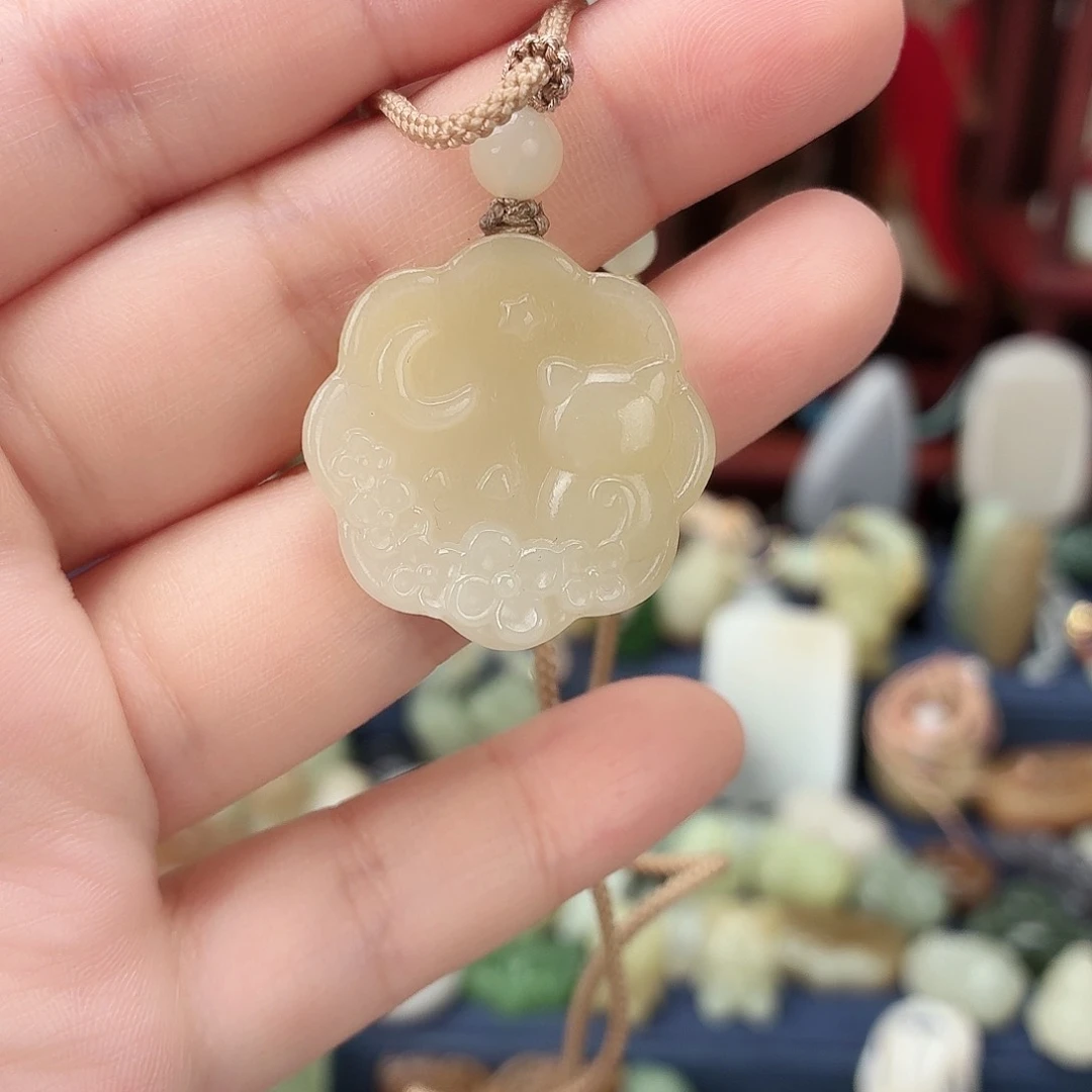 和田玉未镶嵌颈饰月饼猫