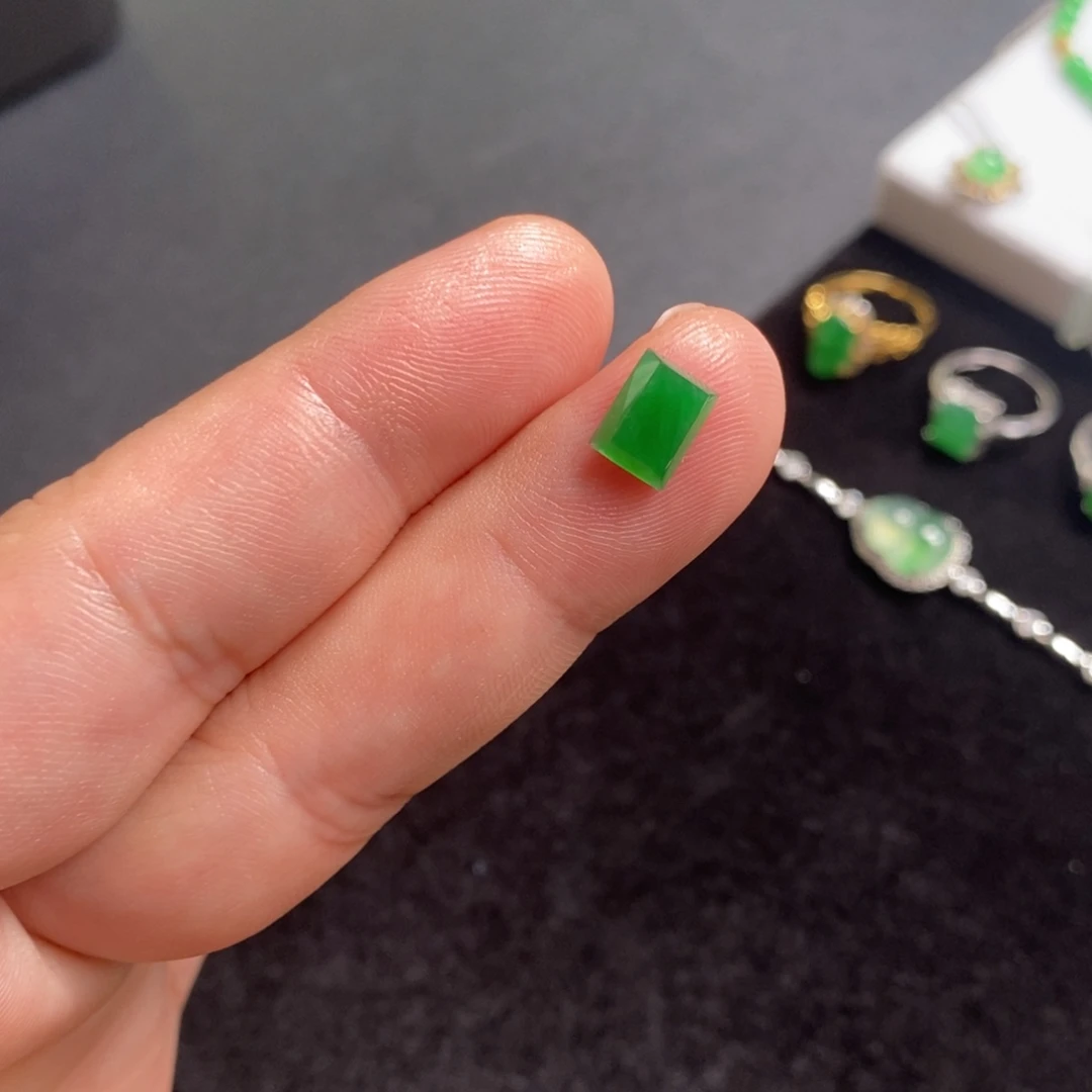 翡翠裸石阳绿马鞍