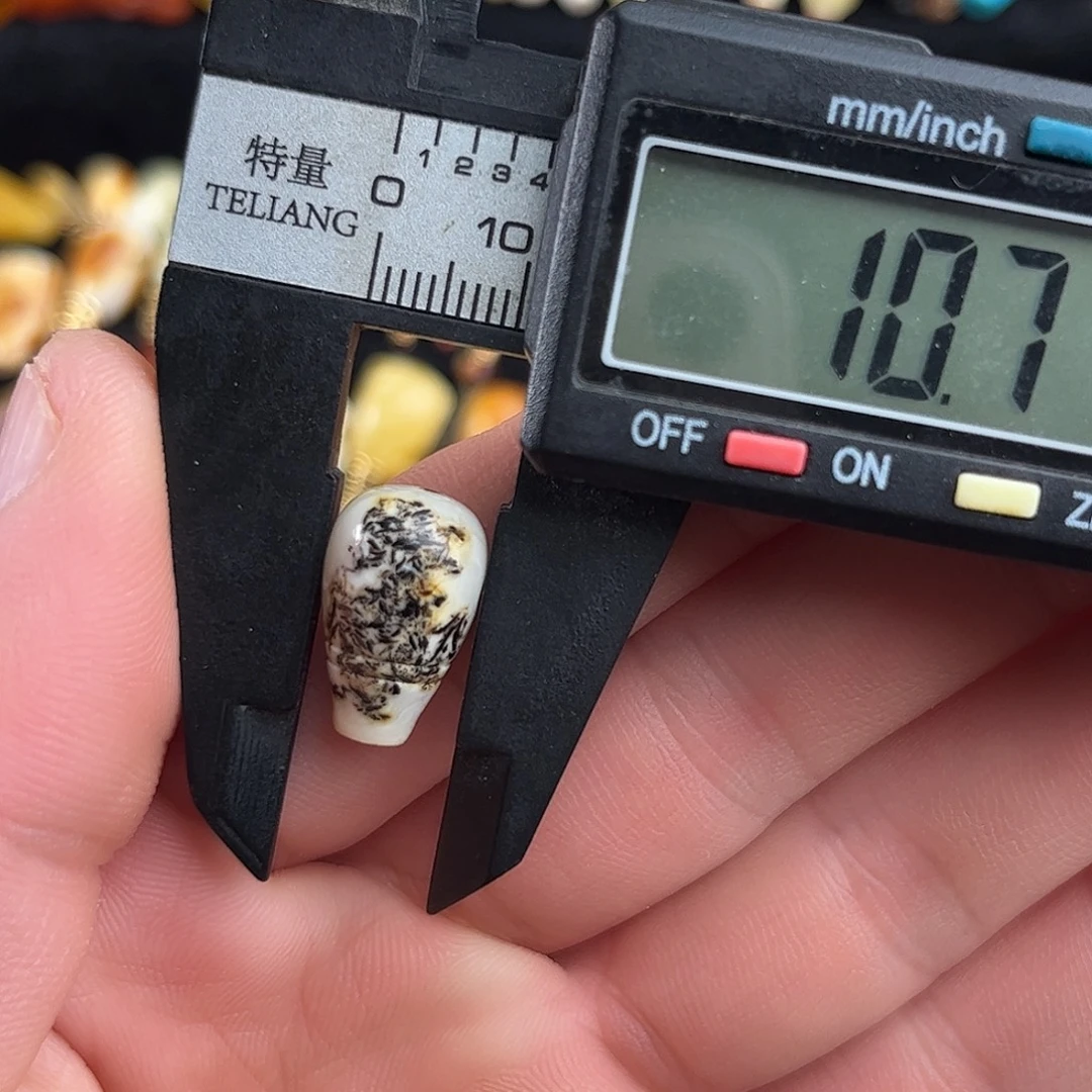 蜜蜡未镶嵌珠宝奇石