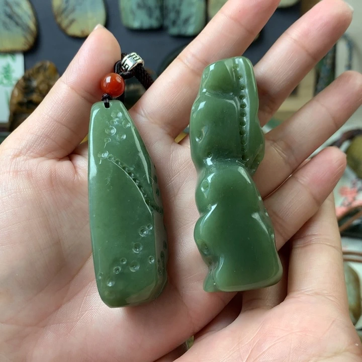 透闪石质玉挂件未镶嵌时**止