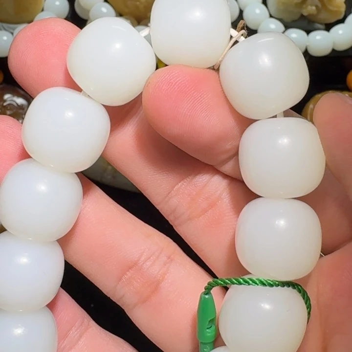 戚***飞和田玉未镶嵌颈饰