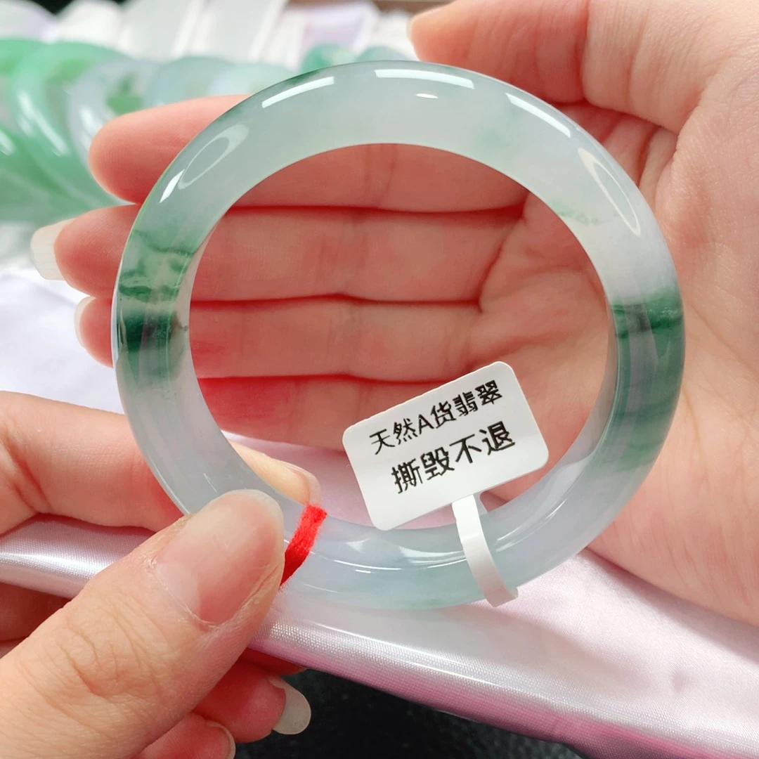 翡翠手镯未镶嵌52圈冰胶透手，天花板级别