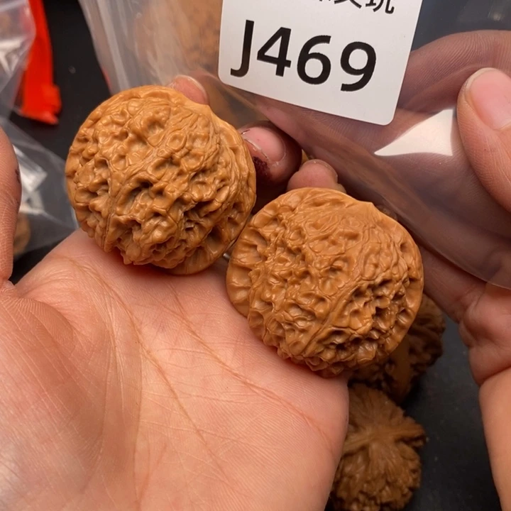 用***9桃核吊坠J469血麒麟