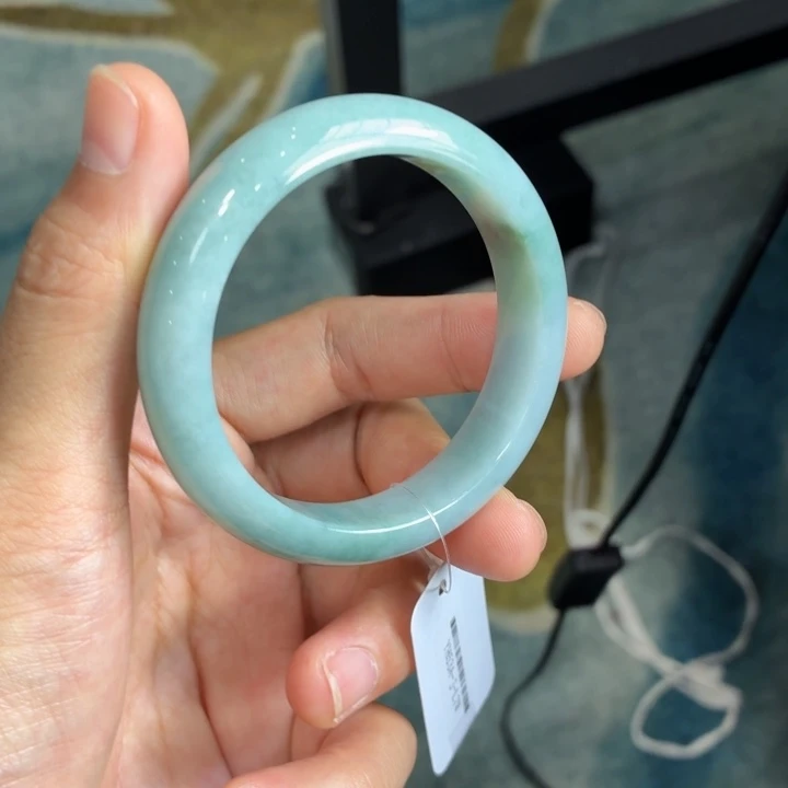 翡翠手镯未镶嵌翡翠手镯