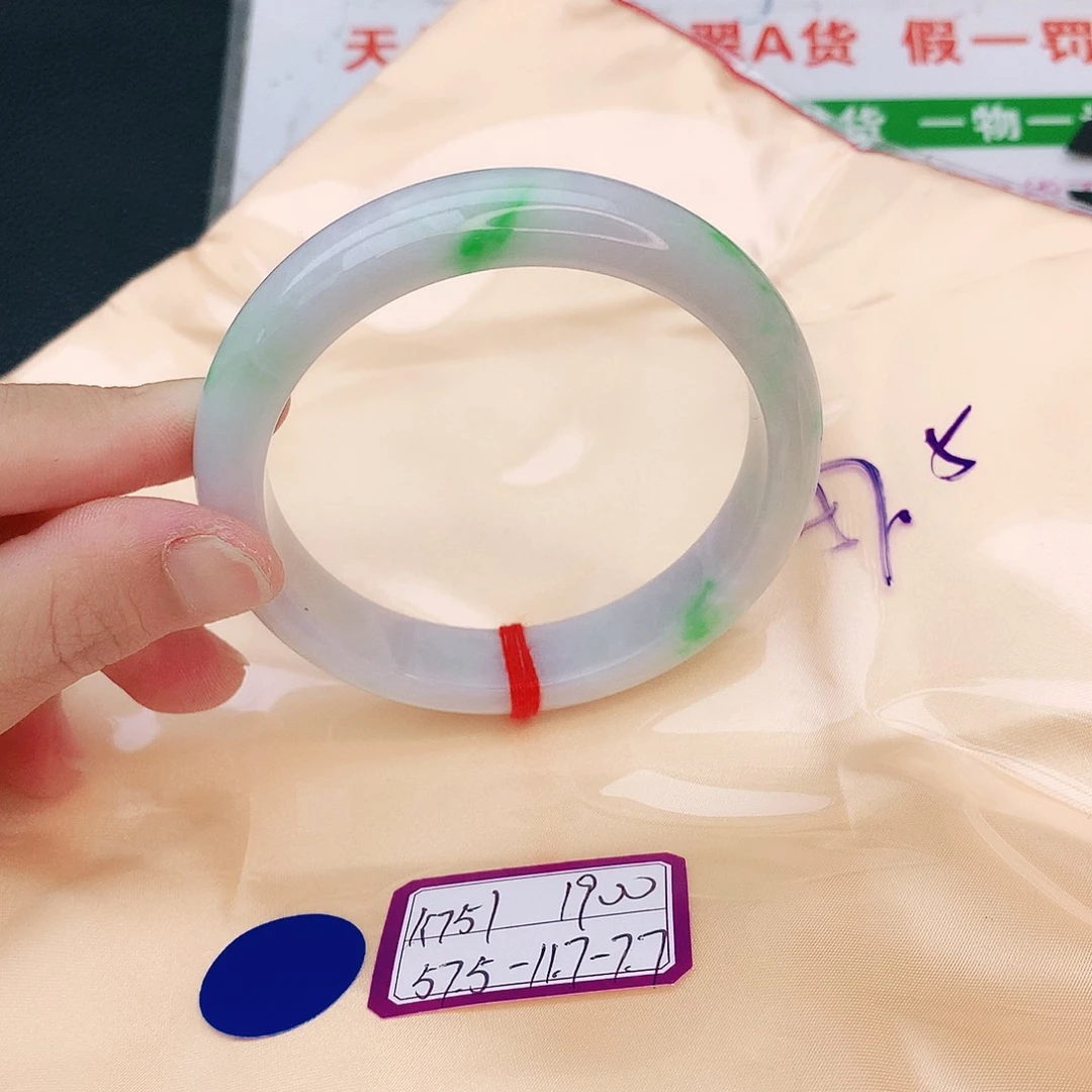 翡翠手镯未镶嵌翡翠