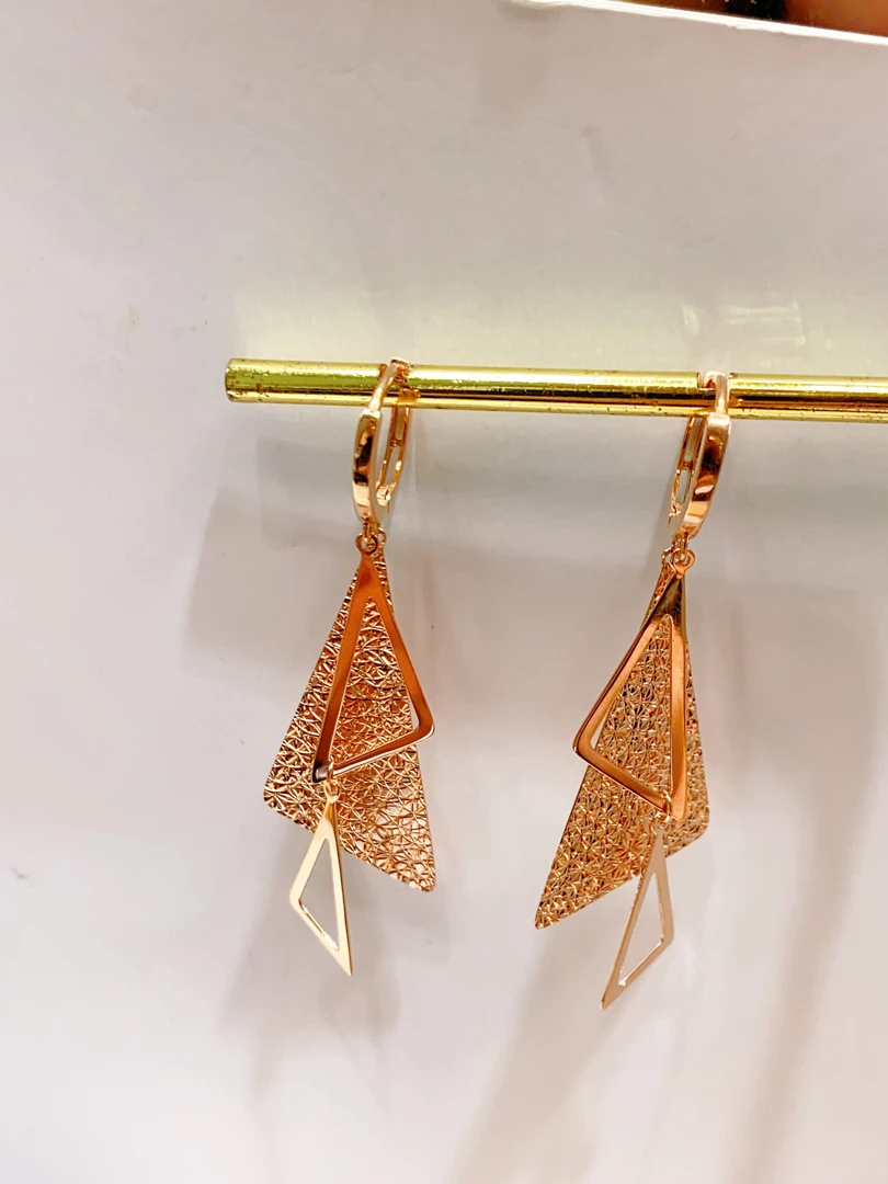 18K 时尚个性灵动耳圈