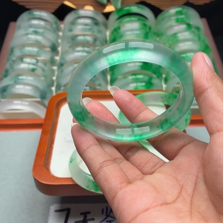 甘***参石英质玉未镶嵌手镯