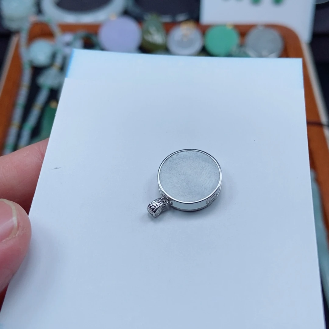 翡翠颈饰未镶嵌跳*鱼