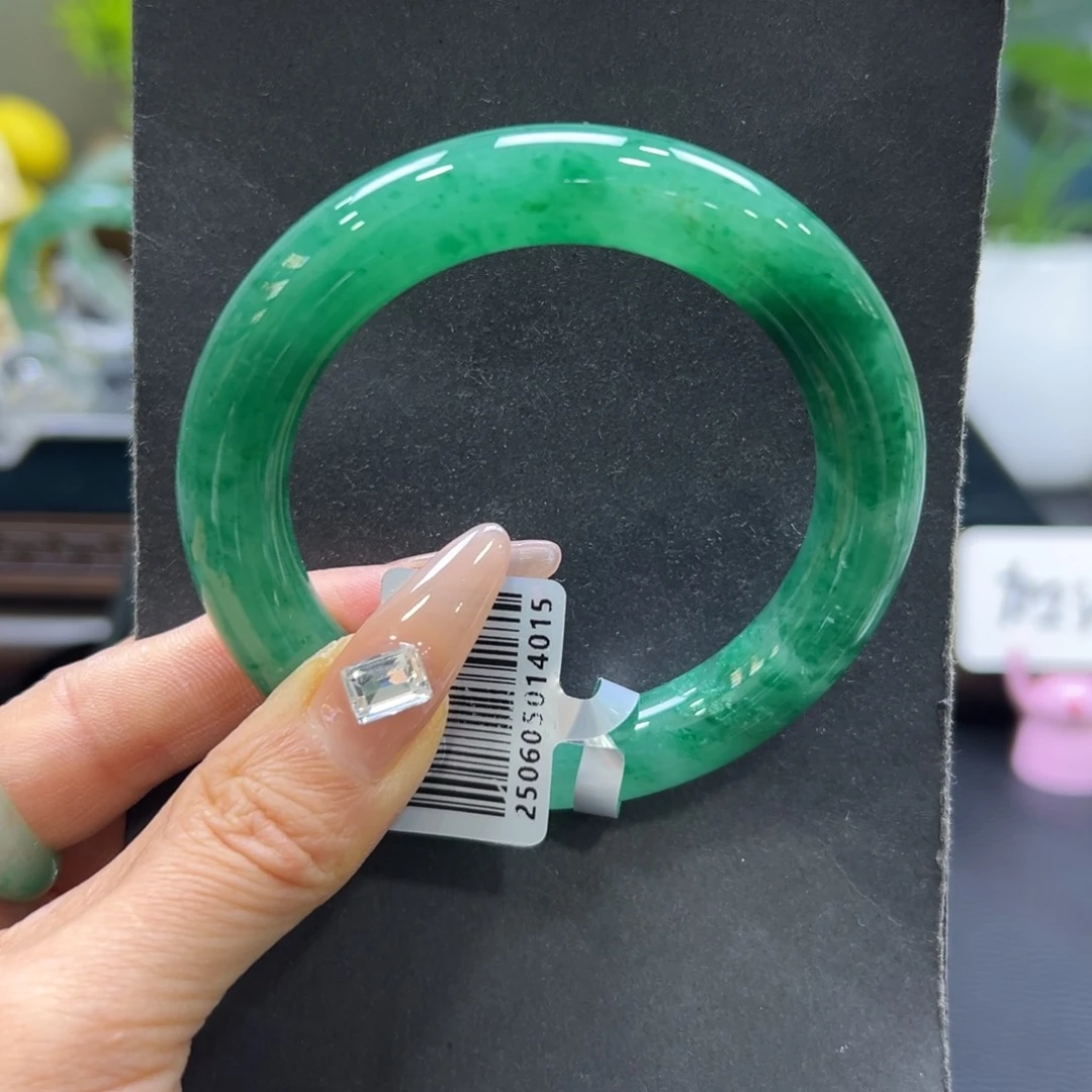 一***鲤石英质玉（非洲翠）未镶嵌手镯