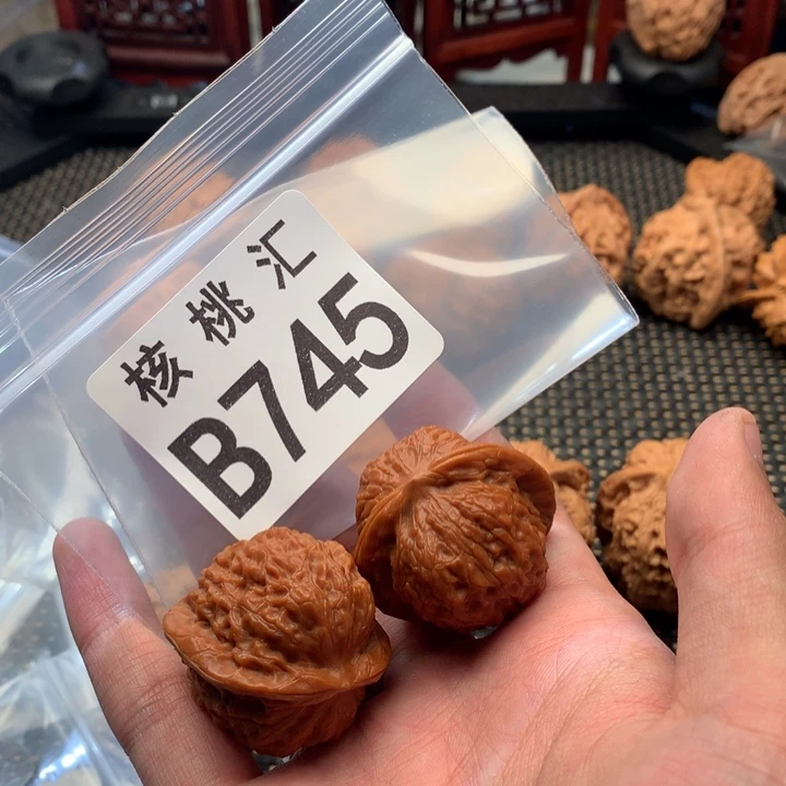 文玩核桃吊坠血麒麟