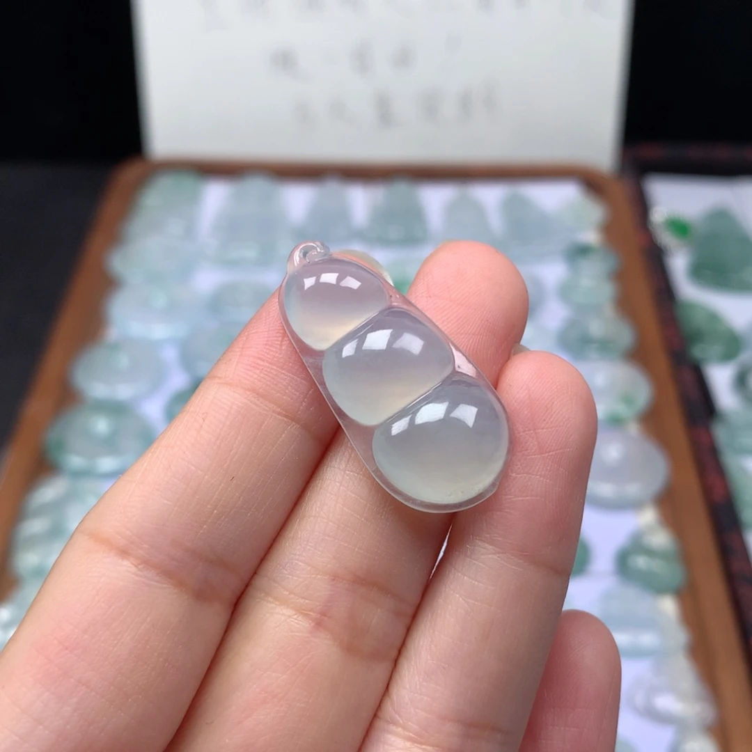 颈饰未镶嵌翡翠冰种大福豆